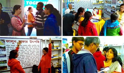 '图2：印度法轮功学员在加尔各答国际书展上讲真相教功'