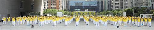 '图1～3：台湾台中部份法轮功学员在台中市市政府广场前，以集体炼功洪法的形式，庆贺法轮大法日'