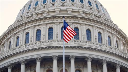 '图2：二零二零年五月十三日世界法轮大法日当天，美国国会大厦上空飘扬美国国旗，向法轮功创始人李洪志先生致敬。'