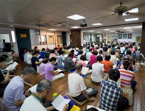 '图1：台湾府城部份法轮功学员于二零二零年五月三日举办一日<span class='voca' kid='88'>学法</span>感恩活动，集体学法交流互勉精進。'