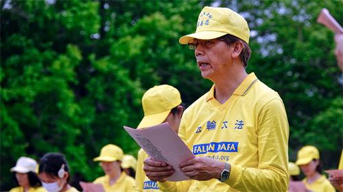 '图4：刘明辉参加二零二零年五月二日龙潭石管局大草坪的庆祝活动。'
