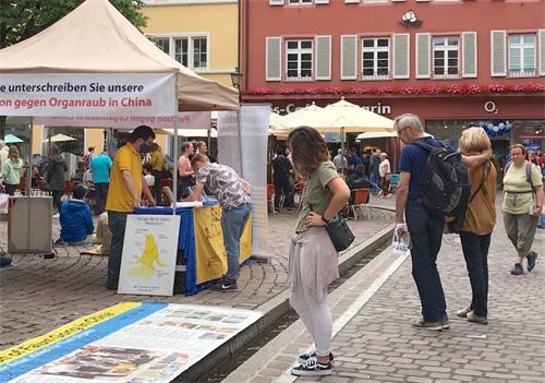 '图1：二零二零年六月十三日，法轮功学员在弗莱堡（Freiburg）市政厅广场（Rathausplatz）举办讲真相活动。'