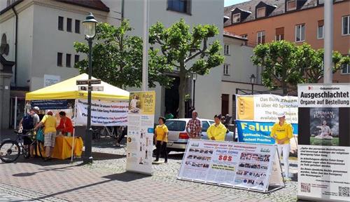 '图3：法轮功学员在奥格斯堡莫里茨广场（Moritzplatz）举办讲真相活动'