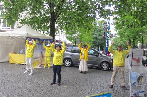 '图4～5：德国慕尼黑法轮功学员在红十字广场（Rotkreuzplatz）展示功法演示。'