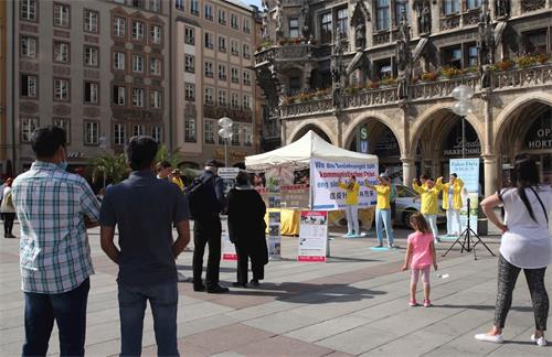 '图1：法轮功学员在德国慕尼黑玛琳广场（Marienplatz）举办信息日活动。'