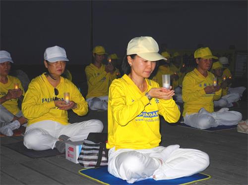 '图1～3：反迫害21周年之际，法轮功学员在台东海滨公园举行烛光悼念，呼唤正义良知。'