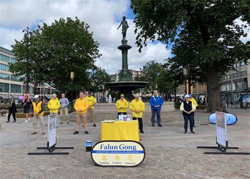 '图1：法轮功学员在瑞典哥德堡市中心举办活动'
