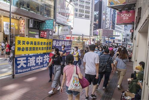 图1～2：香港学员长年坚持在各真相点讲中共迫害法轮功学员的事实真相，让民众能更加了解中共的邪恶与残暴。