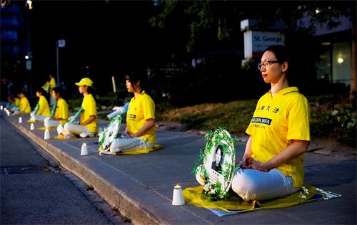 '图25～28：晚上8点至10点，法轮功学员在多伦多中领馆前举行了烛光悼念，悼念在中国被中共迫害致死的法轮功学员。'