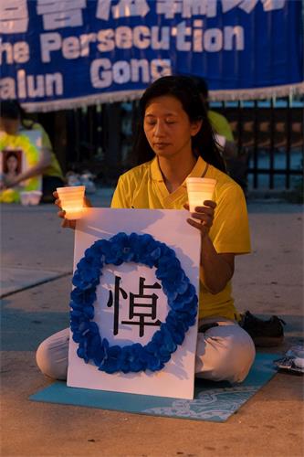 '图6～8：法轮功学员在芝加哥中领馆前举行烛光夜悼，悼念被中共迫害致死的同修。'