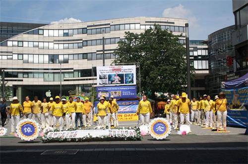 '图1：法轮功学员在杜赛尔多夫纪念反迫害二十一周年'