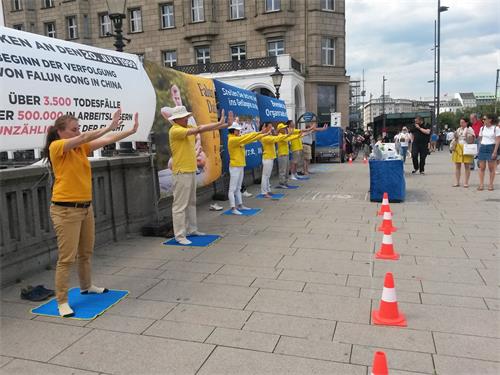 '图1：2020年7月18日，法轮功学员在汉堡里斯坝桥上演示法轮功功法。'