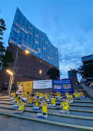 '图6：2020年7月18日晚，法轮功学员在汉堡易北爱乐厅（Elbphilharmonie）前举办烛光悼念活动。'