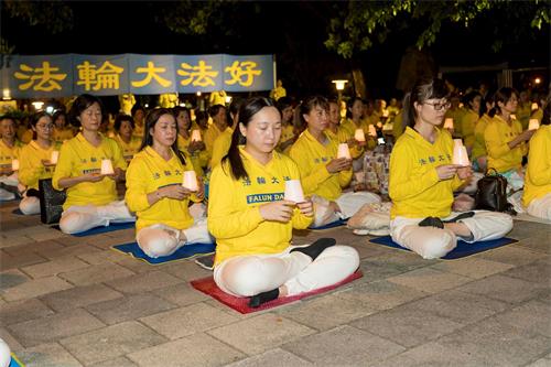 '图1～2：二零二零年七月十八日，台湾高雄部份法轮功学员在凤山新强公园举行集会和烛光悼念活动，谴责中共对法轮功长达二十一年的残酷迫害。'