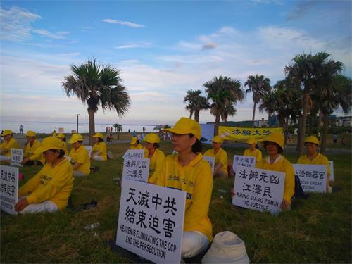 '图3：台湾花莲部份法轮功学员聚集于花莲七星潭海岸，举天灭中共结束迫害展板。'