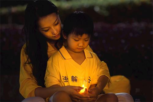 '图1～6：来自台湾台中地区的法轮功学员，在台中市文心森林公园比邻而坐，一盏盏烛光，汇聚善念。'