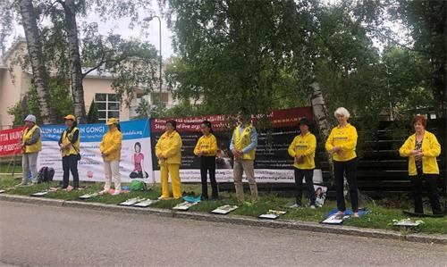 '图1：芬兰法轮功学员在中使馆前举办活动，抗议中共迫害。'