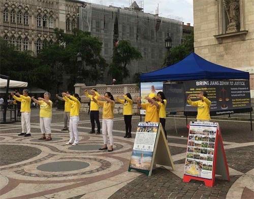 '图1：法轮功学员在布达佩斯的圣安德斯万广场举办讲<span class='voca' kid='62'>真相</span>活动。'