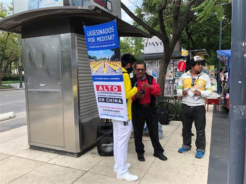 'Imágenes 1-11: Los practicantes de Falun Gong hacen los ejercicios y aclaran la verdad frente a la Plaza Alameda'