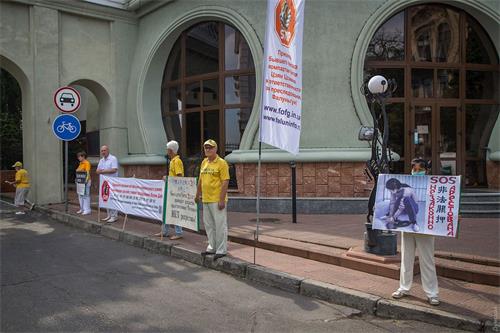'图8～9：奥德萨Dumskaya新闻网，报导了当天的反迫害活动'