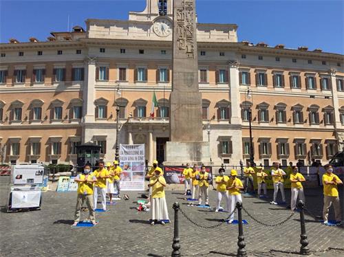 '图3：七月二十一日，法轮功学员在国会前的广场上集体炼功。'