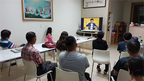 '图：新学员上九天班，专注观看李洪志老师讲法录像。'