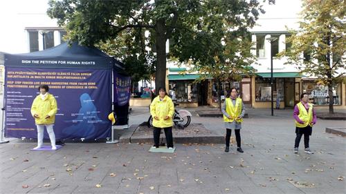 '图1：芬兰法轮功学在甘比市中心举行讲真相活动。'