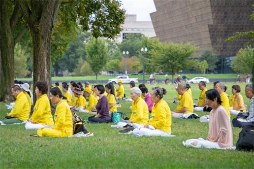 '图2～4：二零二零年九月二十七日上午，美国华盛顿DC的部份法轮功学员在白宫对面的华盛顿纪念碑下炼功，向路人讲述法轮功真相。'