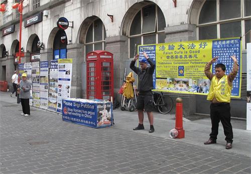 '图1：二零二零年九月三日，法轮功学员在伦敦唐人街传播真相。'