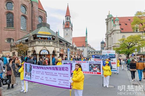 '图1～7：二零二一年十月三十日，法轮功学员在慕尼黑闹市区举办大游行，受瞩目。'