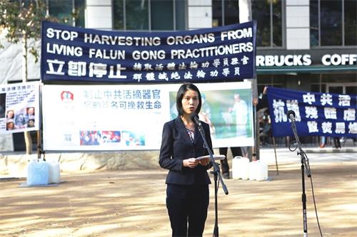 '图3：国际“医生反对活摘器官”（DAFOH）组织墨尔本分部代表刘医生（Dr Lisa Lau），于二零一五年五月二十三日，在墨尔本城市广场（City Square）举行的揭露中共活摘法轮功学员器官真相的集会上发言。'