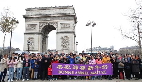 '图1：二零二一年岁末，法国部份大法弟子聚集在巴黎凯旋门下，恭祝师尊新年快乐！'