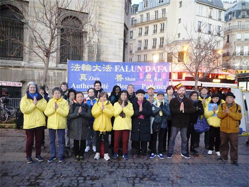 '图2：巴黎市中心弘法讲真相小组恭祝师尊新年快乐。'