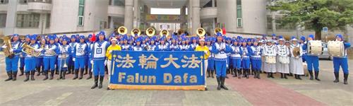 '图2：台湾天国乐团于万丹红豆节弘法踩街活动前，合影恭祝师父新年快乐。'