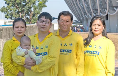 '图3：半导体工程师祺晟（左二），在台湾最早修炼法轮功的家族中成长，佳节前夕全家叩谢师父洪恩。'