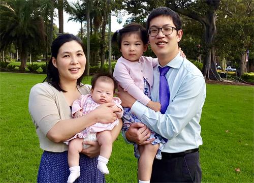 '图4：越南裔药剂师亚当（Adam Tran）与妻子、孩子一起恭祝师父新年快乐！感恩师父给予修炼机缘！'