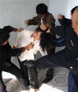 '酷刑图片：警察群殴'