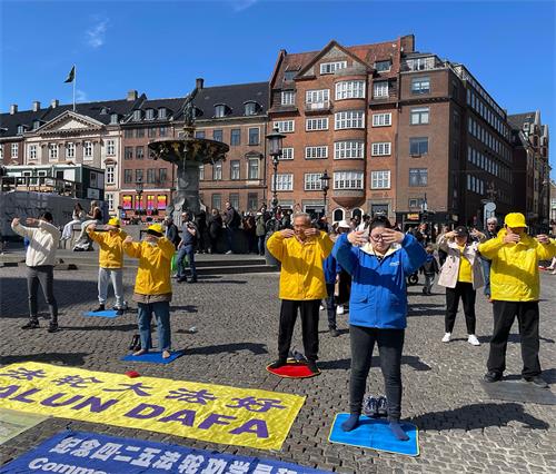 图1：丹麦法轮功学员在哥本哈根市中心老广场（Gammel Torv）展示五套功法