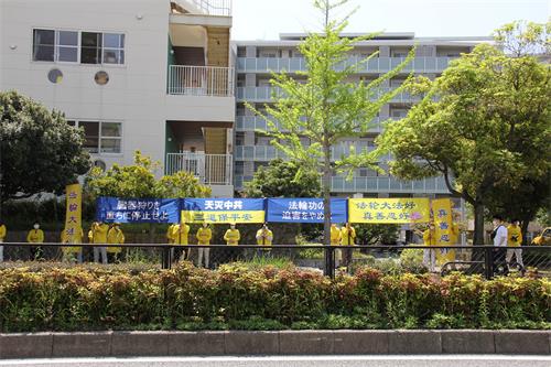 图1：二零二二年四月二十五日，日本福冈地区法轮功学员在福冈中领馆前，举办“四·二五”和平上访二十三周年纪念活动