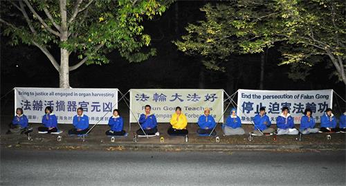 图：二零二二年四月二十六日晚，堪培拉法轮功学员来到中国大使馆前举行烛光活动，纪念“四·二五”万人和平上访二十三周年。