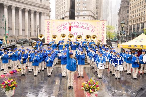 '图1：二零二二年五月七日，纽约法轮功学员在曼哈顿下城市政厅前的富利广场（Foley Square）上举办活动，庆祝第二十三届世界法轮大法日暨大法传世三十周年。'