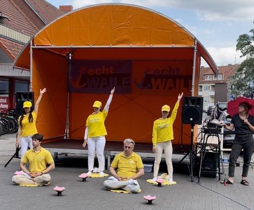 图2：六月二十七日，法轮功学员在不莱梅沃尔区节（Stadtteilfest Walle）的舞台上展示功法