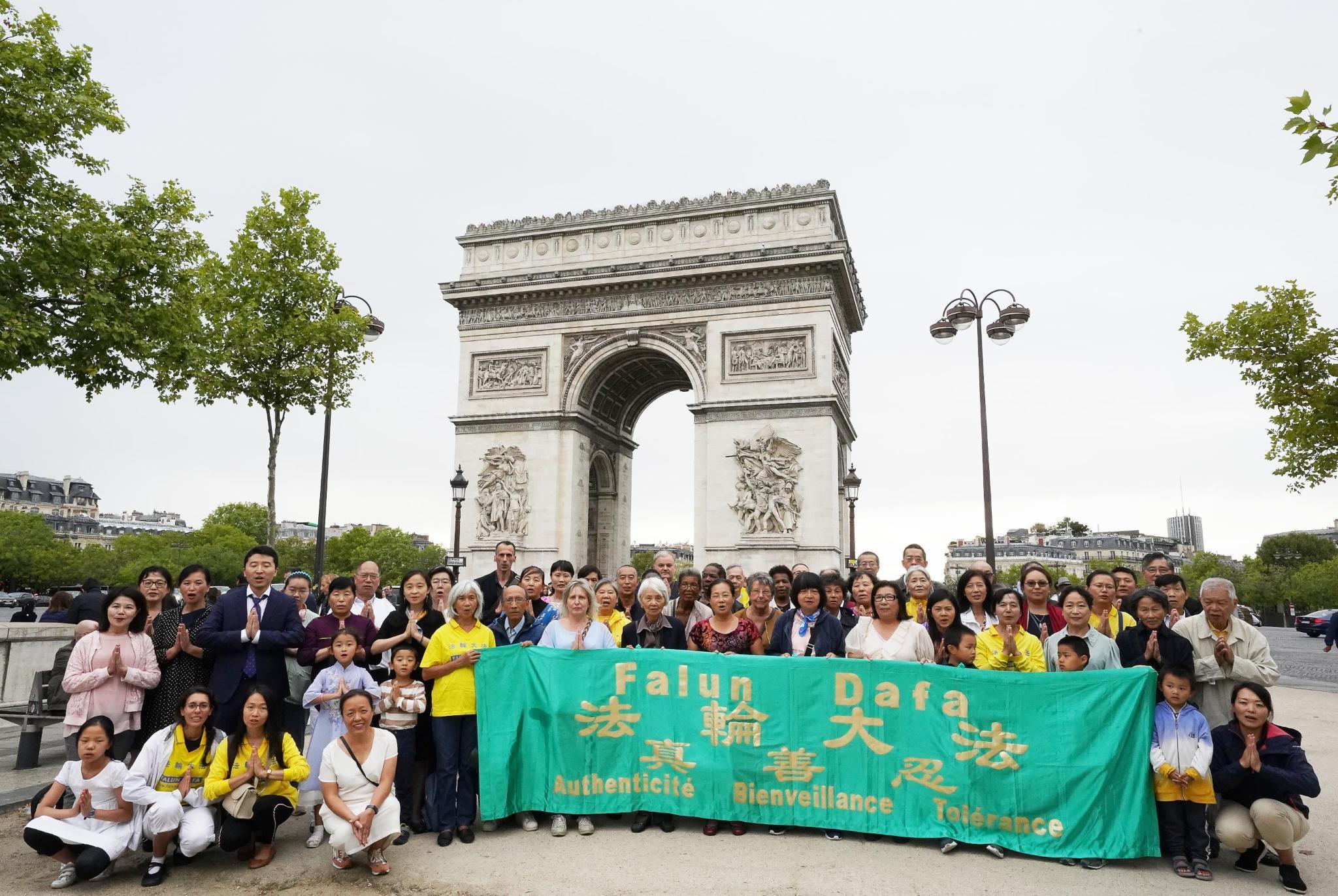 图1：法国部分法轮功学员9月7日在法国著名的凯旋门广场恭祝师尊中秋快乐。