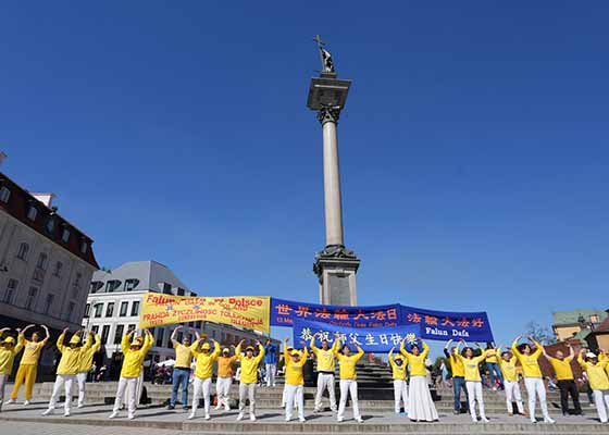波兰学员华沙游行庆世界法轮大法日