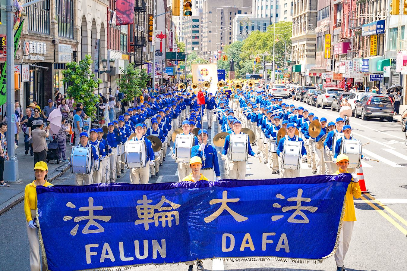 纽约法轮功反迫害26年游行数百神韵艺术家现身感动华埠民众