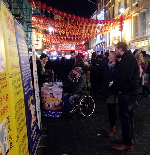 2017-2-19-minghui-falun-gong-london-chinatown-05--ss.jpg