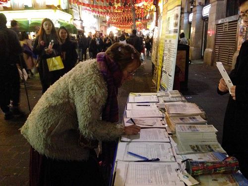 2017-2-19-minghui-falun-gong-london-chinatown-08--ss.jpg