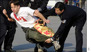 加拿大法轮功学员于2001年11月20日下午走上了天安门广场，打出“法轮大法好”的横幅，并用汉语象周围的中国人大声喊道：“全世界都知道法轮功好！加拿大知道，欧洲知道，美国知道！”……