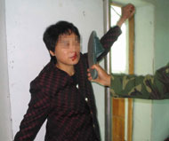 本人模拟演示：张俊云双手被铐在暖气管子上，并被吉林市昌邑分局国保大队长都兴泽猛抽嘴巴
