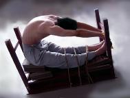 酷刑演示：法轮功学员被绑在老虎凳上